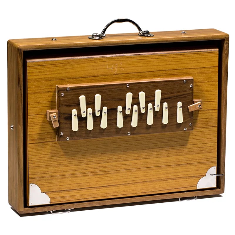 Shruti Box 'Saraswati ' en 432 hertz de chez 'Monoj Kumar Sardar & Brothers', 1 rangée d'octave de Do3 à Do4 (C3 à C4), un pur instrument à tonalité fondamentale. Dimensions et poids : 41,00 × 32,00 × 8,50 cm - 4,61 kg. Vendu avec housse !