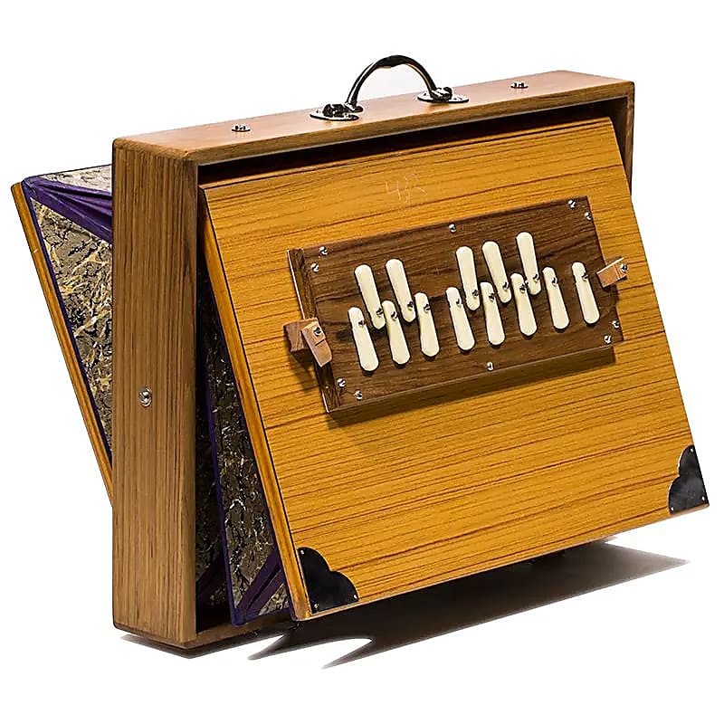 Shruti Box 'Saraswati ' en 432 hertz de chez 'Monoj Kumar Sardar & Brothers', 1 rangée d'octave de Do3 à Do4 (C3 à C4), un pur instrument à tonalité fondamentale. Dimensions et poids : 41,00 × 32,00 × 8,50 cm - 4,61 kg. Vendu avec housse !