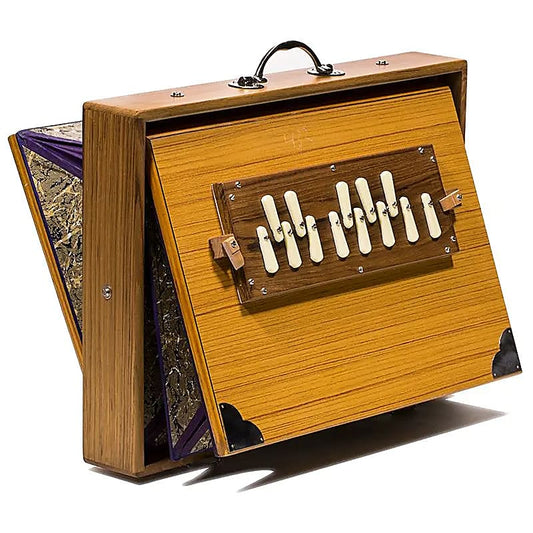 Shruti Box 'Saraswati ' en 432 hertz de chez 'Monoj Kumar Sardar & Brothers', 1 rangée d'octave de Do3 à Do4 (C3 à C4), un pur instrument à tonalité fondamentale. Dimensions et poids : 41,00 × 32,00 × 8,50 cm - 4,61 kg. Vendu avec housse !