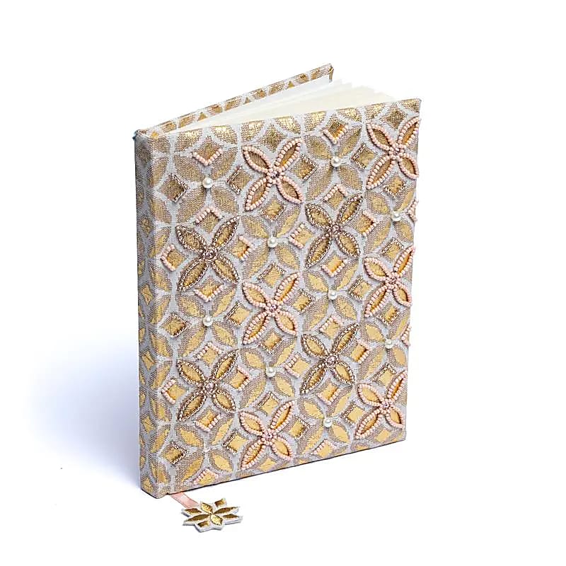 Sélection de carnets de notes en velours doux avec broderies délicates et perles décoratives. Couvertures en velours doux avec broderies fines. Format compact de 20 x 15 cm, 160 pages, 384 grammes, parfait !