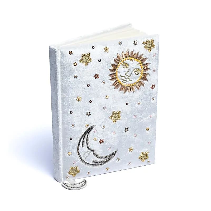 Sélection de carnets de notes en velours doux avec broderies délicates et perles décoratives. Couvertures en velours doux avec broderies fines. Format compact de 20 x 15 cm, 160 pages, 384 grammes, parfait !