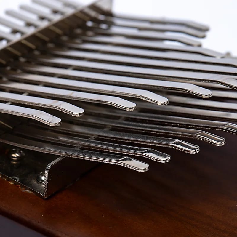 Kalimba/ Hluru ou 'piano a doigt' ! 24 notes, fait en bois de noyer d'Amérque. Vendu avec micro. Décoré d'un Arbre de vie sculpté. Livré avec un sac en tissu et un marteau d'accordage !