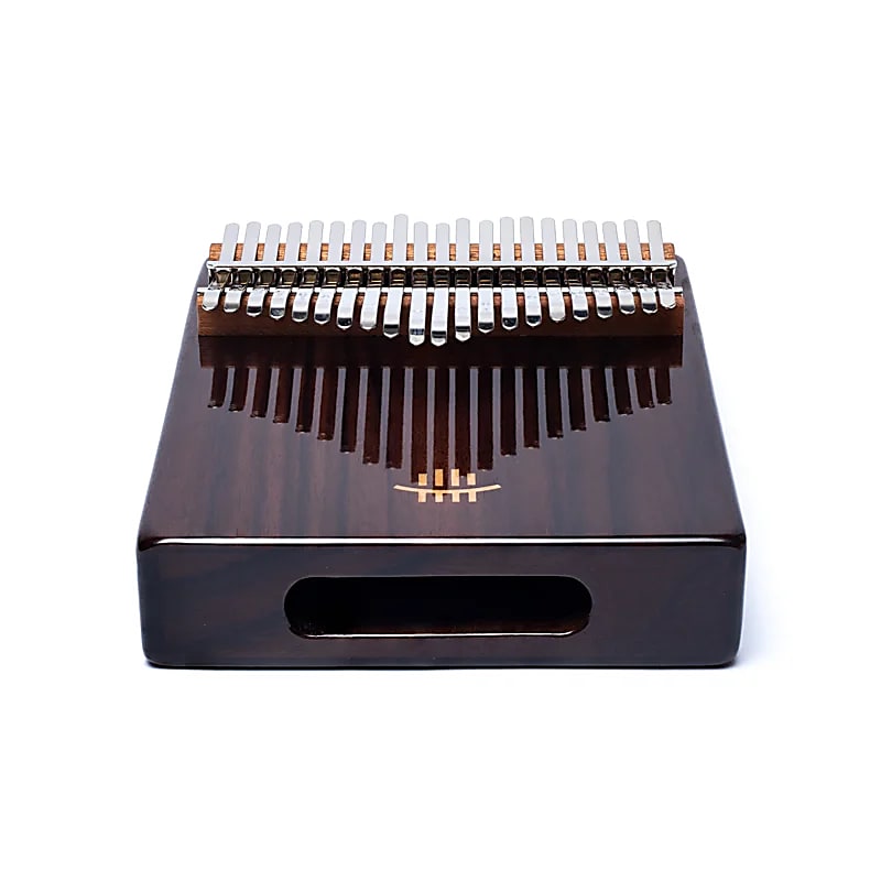 Kalimba/ Hluru ou 'piano à doigt', à 21 notes est fabriqué à partir de palissandre des Indes orientales) de haute qualité, connu pour son timbre doux et délicat. Il produit un son riche et durable !