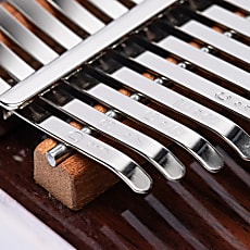 Kalimba/ Hluru ou 'piano à doigt', à 21 notes est fabriqué à partir de palissandre des Indes orientales) de haute qualité, connu pour son timbre doux et délicat. Il produit un son riche et durable !