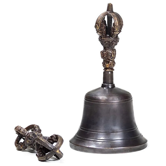 Dorje et cloche en bronze uni de qualité supérieure.  Le son est exceptionnellement clair et dure deux fois plus longtemps qu'une cloche en laiton. Cette cloche peut également être tournée avec un bâton, un peu comme un bol chantant.