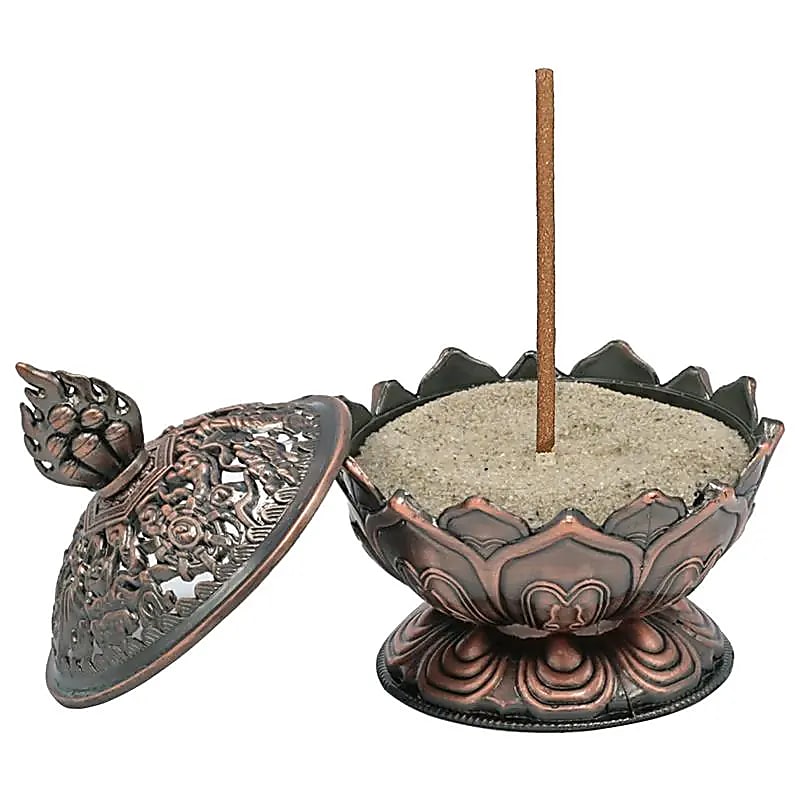 Élégant brûleur d'encens en forme de lotus de 7.8x6.9x6.9cm, avec un chapeau orné de symboles tibétains épurés. Peut être utilisé pour brûler des cônes ou des bâtons d'encens.