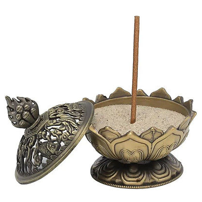 Élégant brûleur d'encens en forme de lotus de 7.8x6.9x6.9cm, avec un chapeau orné de symboles tibétains épurés. Peut être utilisé pour brûler des cônes ou des bâtons d'encens.