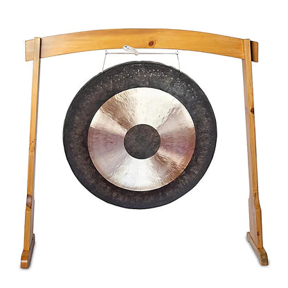 Support de gong en bois massif, pour gongs jusqu'à 100 cm. Convient également aux petits gongs. Fabriqué en bois de pin naturel, laqué. (finition mate). ± 130 x 41 x 128 cm. Poids !: ±6 kg. Fait au Népal