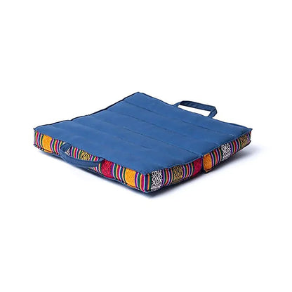 Coussin de méditation re-pliable pour un format 'voyage' pratique. Fabriqué avec amour et soin, ce coussin de méditation est non seulement très confortable, mais aussi un engagement envers la durabilité. 43x43x3.5 centimètres / 1230 grammes