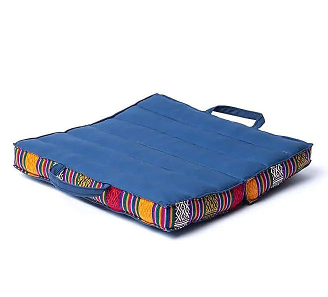 Coussin de méditation re-pliable pour un format 'voyage' pratique. Fabriqué avec amour et soin, ce coussin de méditation est non seulement très confortable, mais aussi un engagement envers la durabilité. 43x43x3.5 centimètres / 1230 grammes