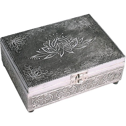 Boîte à tarot ou bijoux, en bois habillée de feuilles d'aluminium avec une jolie gravure, avec du feutre à l'intérieur et des pieds en caoutchouc.  18x13x6cm - 430 grammes. Fait en inde