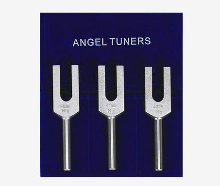 Set 'Angel tuner' de 3 diapasons pondérés ou non pondérés, en aluminium anodisé finition Argent, set de 13 x 15 cm. Livré dans 1 pochette en velours bleu !