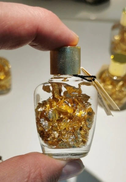 Fiole/ flacon de paillettes d'Or, 5x3 centimètres, en provenance du Brésil, avec étiquette de garantie.  très belles pièces de minéralogie. L'Or est son pouvoir d'attraction...fascinant, envoutant, hypnotisant et parfait !