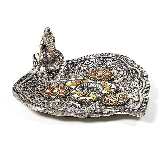 Porte-encens rond en forme de feuille avec Ganesh de  11x9x3.5cm,- 60 grammes. Parfait pour brûler des cones d'encens. Avec incrustation colorée de type mosaïque; les couleurs peuvent varier.