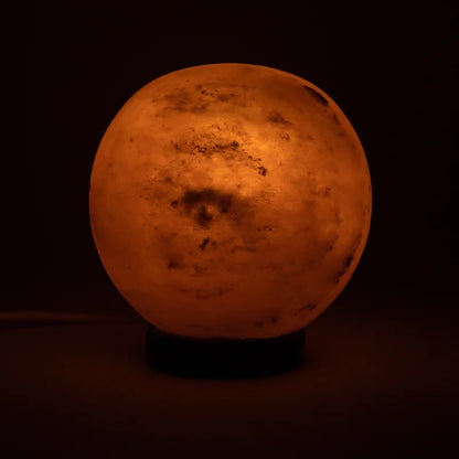 Lampe de sel rose de l'Himalaya, de 16 centimètres de diamètre. Crée une atmosphère de pièce pure et agréable. La lumière diffuse donne une lueur chaleureuse et une sensation harmonieuse.