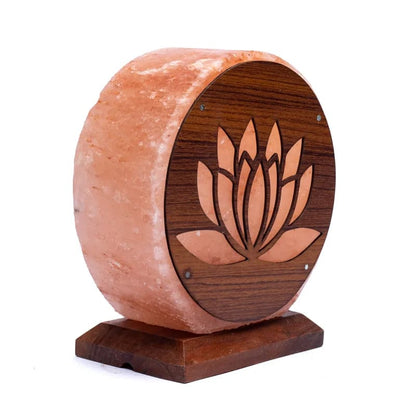 Lampe 'Lotus' en sel rose de l'Himalaya. Crée une atmosphère de pièce pure et agréable. La lumière diffuse donne une lueur chaleureuse et une sensation harmonieuse.  ± 22x19x10/ 5 kgs