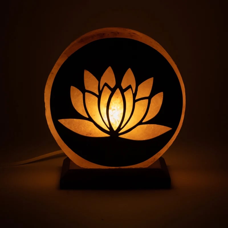 Lampe 'Lotus' en sel rose de l'Himalaya. Crée une atmosphère de pièce pure et agréable. La lumière diffuse donne une lueur chaleureuse et une sensation harmonieuse.  ± 22x19x10/ 5 kgs