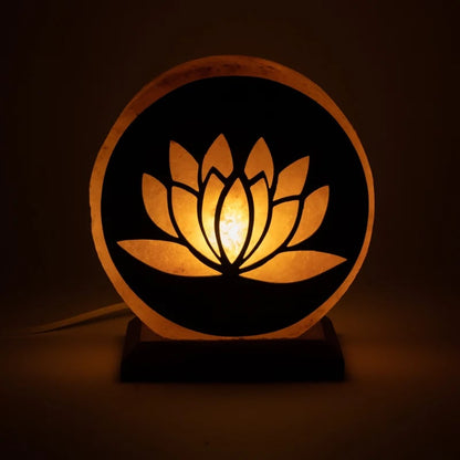 Lampe 'Lotus' en sel rose de l'Himalaya. Crée une atmosphère de pièce pure et agréable. La lumière diffuse donne une lueur chaleureuse et une sensation harmonieuse.  ± 22x19x10/ 5 kgs