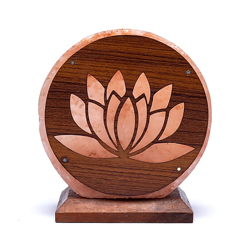 Lampe 'Lotus' en sel rose de l'Himalaya. Crée une atmosphère de pièce pure et agréable. La lumière diffuse donne une lueur chaleureuse et une sensation harmonieuse.  ± 22x19x10/ 5 kgs