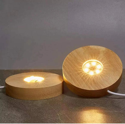 Base LED en bois avec adaptateur USB pour éclairer vos plus belles pièces. Dimensions (Ø x H) : 10 x 2 cm Puissance : 5V  Vendu avec son adaptateur USB/220V. Peut être utilisé pour les lampes en sélénite, les prismes, pointes et sphères., parfait !