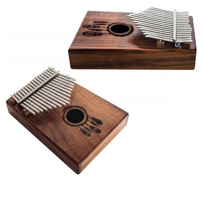 La kalimba ou piano a doigt ! 17 notes, fait en bois de koa (bois de résonance tropical) dans la tonalité de do/ C majeur. Décoré d'un motif indien sculpté et est livrée avec un sac en tissu et un marteau d'accordage ! 23x19x7,5 cm !