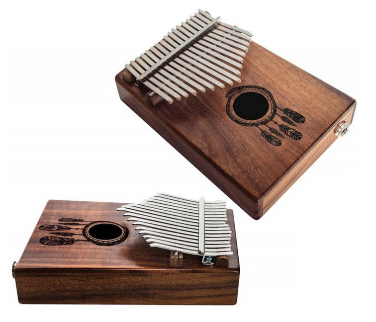 La kalimba ou piano a doigt ! 17 notes, fait en bois de koa (bois de résonance tropical) dans la tonalité de do/ C majeur. Décoré d'un motif indien sculpté et est livrée avec un sac en tissu et un marteau d'accordage ! 23x19x7,5 cm !