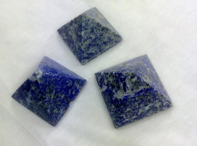 Pyramides en Lapis lazuli de 4 à 5 centimètres, la pierre des Pharaons ! Magnifiques effets, parfait pour la lithothérapie, collection, exposition...!