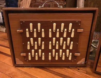 Shruti Box en 432 ou 440 hertz. à 3 rangées d'octaves, un pur instrument à tonalité fondamentale. Cela fonctionne comme un petit harmonium sans touches. 41,00 × 32,00 × 8,50 cm - 4,90 kg. Vendu avec housse