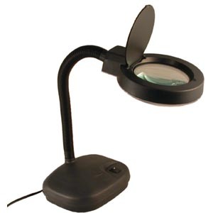 Lampe avec loupe grossissante, 2 zones de grossissement. Vendu avec cable d'alimentation, prêt à brancher ! parfait !