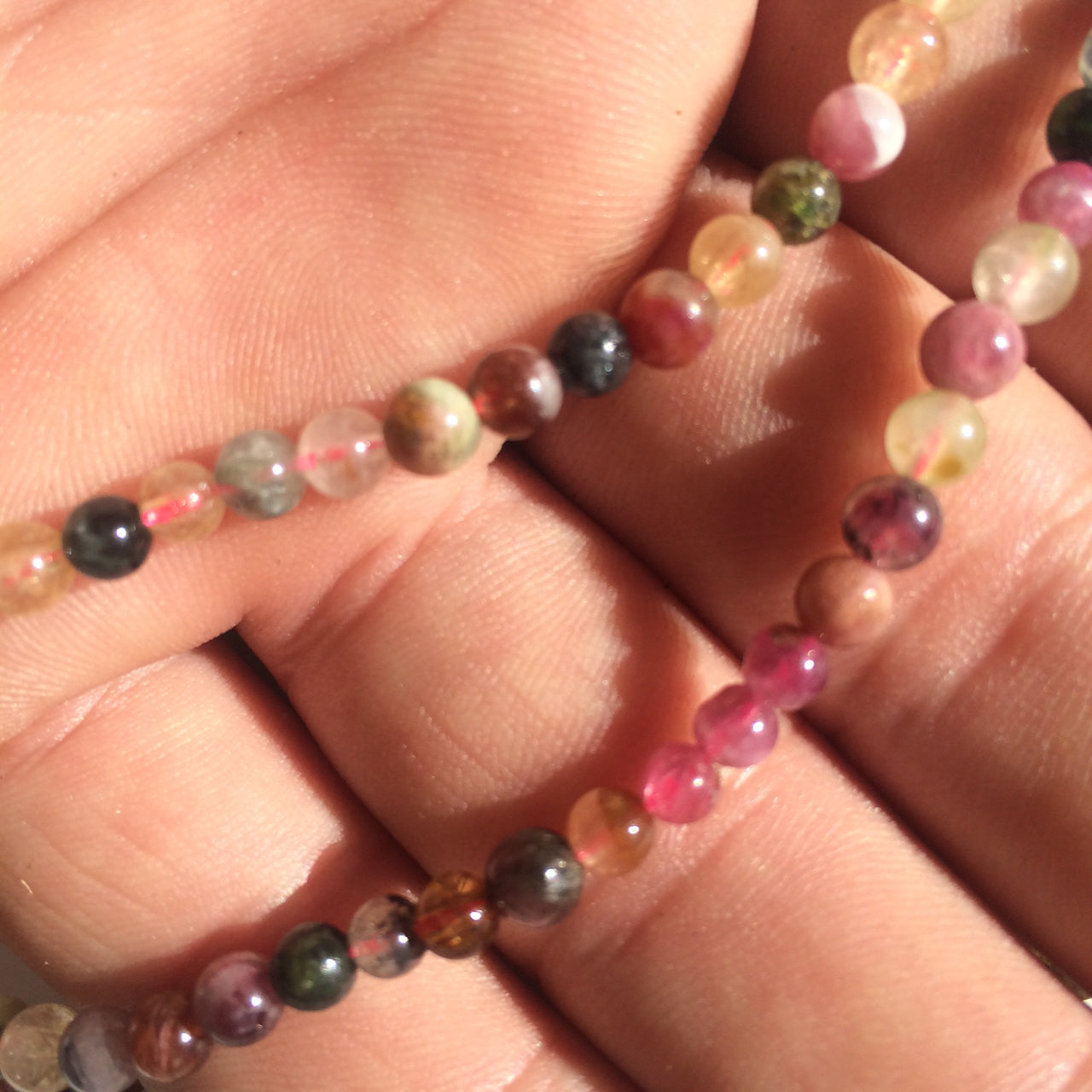 Tourmaline Multicolore, perles rondes de 4, 6 ou 8 mm. Vendu en fil de perle 38/39 cm, en bracelet de 17 à 21cm, en collier de 45 ou sautoir de 60cm. Qualité AA à AAA, superbes perles aux couleurs naturelles hypnotisantes !