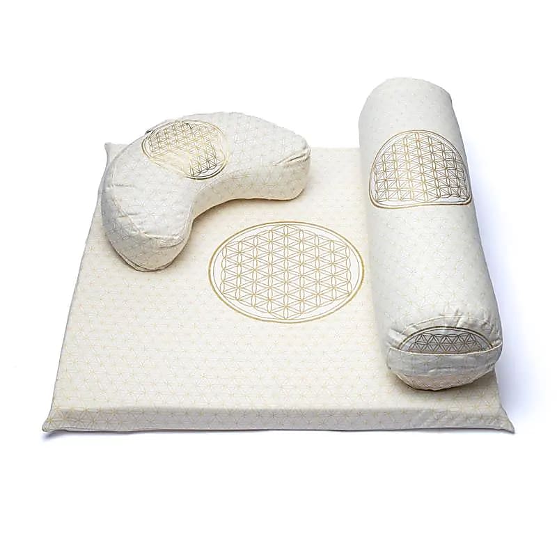 Sélection de 4 sets de coussins/ bolsters de méditation et de yoga, couleur blanc/doré, avec motif de la fleur de vie, en coton biologique (OCS). Fait en Inde par Yogi & Yogini !