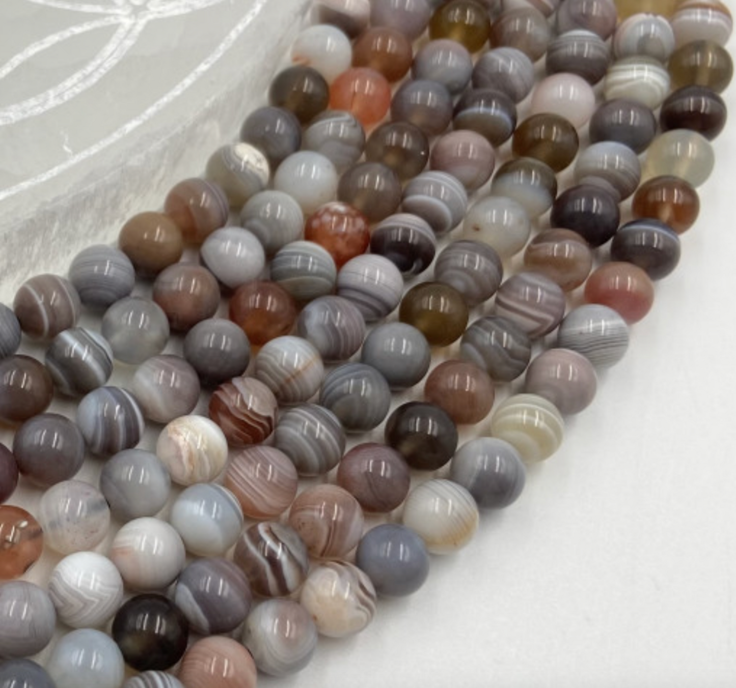 Agate Bostwana, perles rondes de 6 ou 8 mm, vendu : en fil de perle 38/39 cm, en bracelet de 17 à 21cm, en collier de 45 ou sautoir de 60cm. Qualité AA à AAA, superbes perles naturelles !