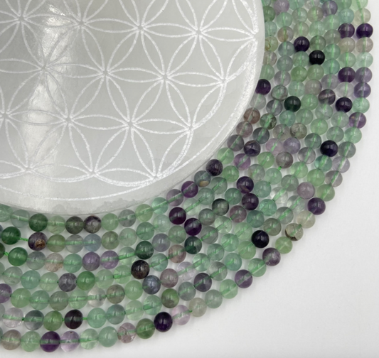 Fluorite, perles rondes de 4, 6 ou 8 mm. Vendu en fil de perle 38/39 cm, en bracelet de 17 à 21cm, en collier de 45 ou sautoir de 60cm. Qualité AA à AAA, superbes perles, belle pureté !