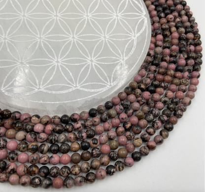 Rhodonite, perles rondes de 6 ou 8 mm. Vendu en fil de perle 38/39 cm, en bracelet de 17 à 21cm, en collier de 45 ou sautoir de 60cm. Qualité AA à AAA, superbes perles, effets incroyables !