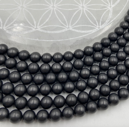 Shungite, perles rondes de 6 ou 8 mm. Vendu en fil de perle 38/39 cm, en bracelet de 17 à 21cm, en collier de 45 ou sautoir de 60cm. Qualité AA à AAA, superbes perles à l'aspect mat et léger à porter !