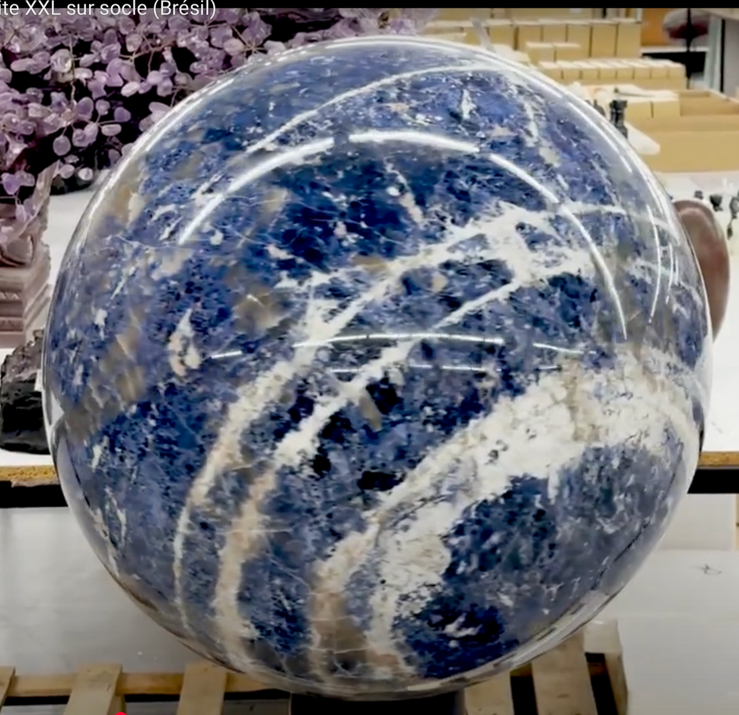 Rare, unique et impensable ! Sphère géante en Sodalite, pièce unique de 215 kilogrammes, de 55 centimètres de diamètre (vendu avec son socle dédié). Superbe, cela laisse sans voix !