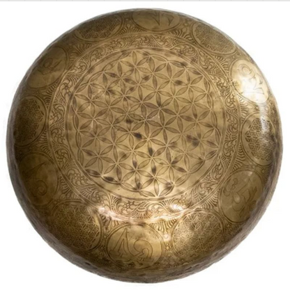 Bol chantant de 50 cm de diamètre,  de 10000 grammes avec de très belles gravures réalisées à la main : Pieds de Bouddha pour inciter à aller dans le bol , des 7 chakras, la 'fleur de la vie', les huit symboles auspicieux Bouddhistes et le mantra O.M.P.H