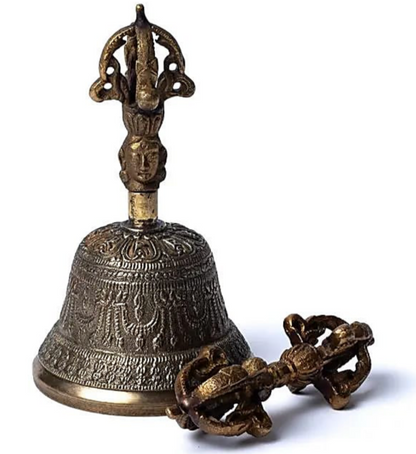 Dorje et cloche en bronze avec de belles décorations détaillées. 3 tailles au choix de 9 à 17 centimètres. Très belles qualités pour ces outils sacrés !