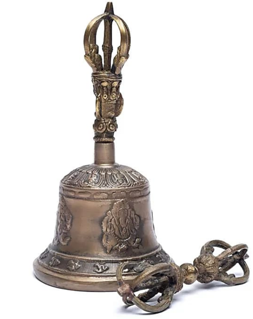 Dorje et cloche en bronze avec de belles gravures de Ganesh et autres beaux détails. 2 tailles au choix de 17 à 22 centimètres. Très belles qualités pour ces outils sacrés !