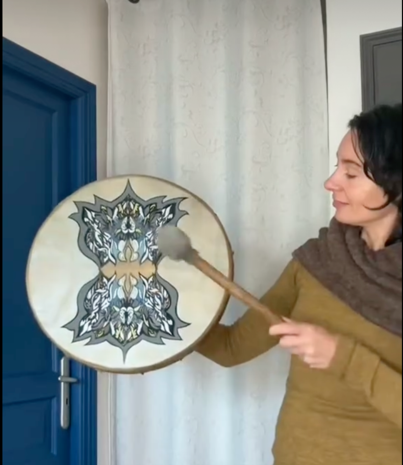 Tambour peint par une artiste Française 'Barbara Goguier', Ø 50 centimètres. Vendu avec maillet adapté de 35 centimètres, une véritable oeuvre d'Art, parfait !