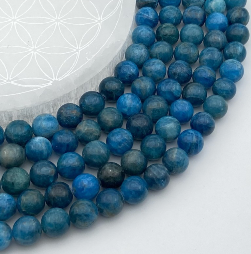 Apatite bleue de 'Tanzanie', perles rondes de 6 ou 8 mm. Vendu en fil de perle 38/39 cm, en bracelet de 17 à 21cm, en collier de 45 ou sautoir de 60cm. Qualité AA à AAA, superbes perles aux reflets de cristal bleu, parfait !