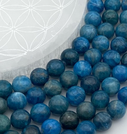 Apatite bleue de 'Tanzanie', perles rondes de 6 ou 8 mm. Vendu en fil de perle 38/39 cm, en bracelet de 17 à 21cm, en collier de 45 ou sautoir de 60cm. Qualité AA à AAA, superbes perles aux reflets de cristal bleu, parfait !