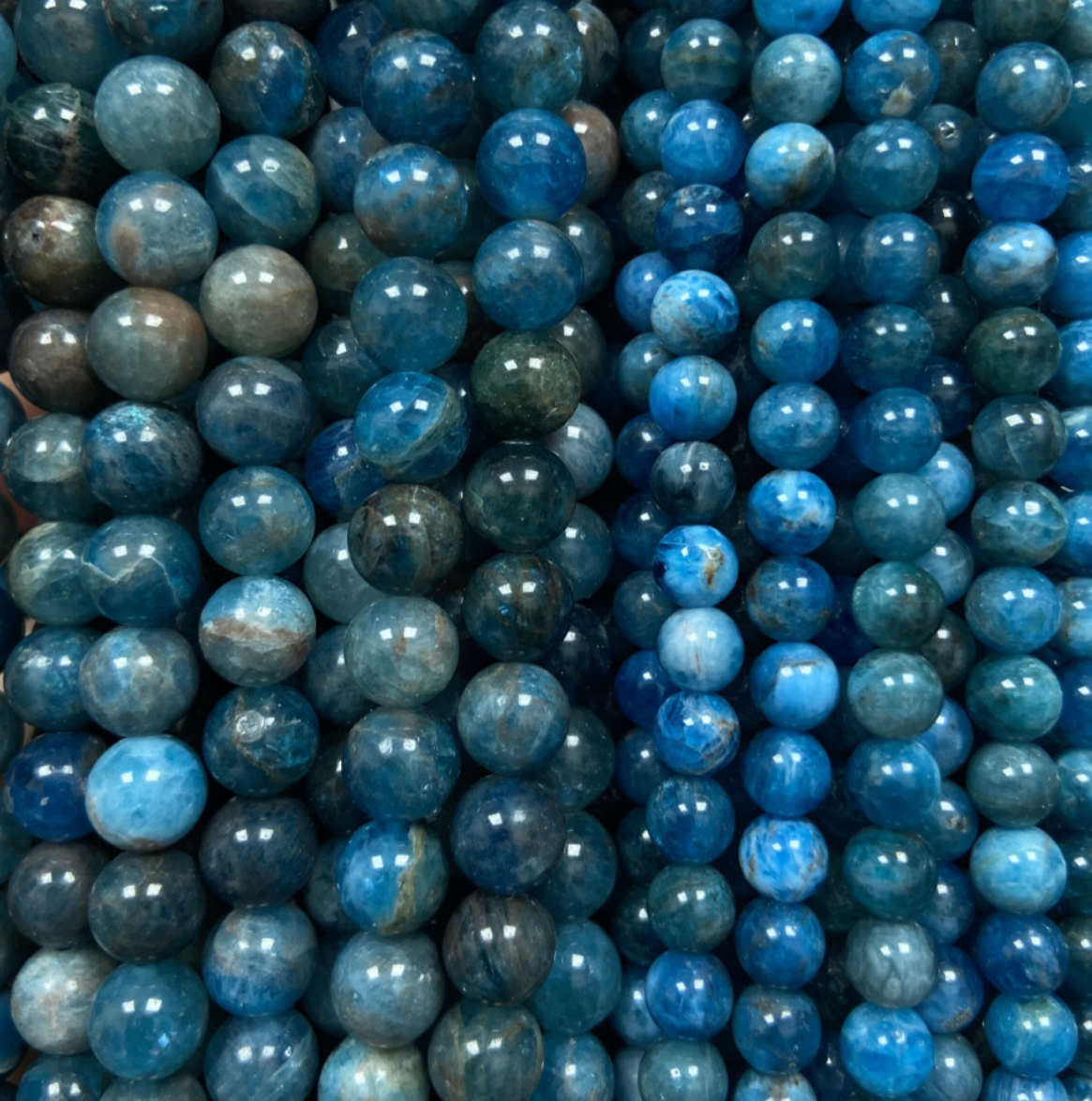 Apatite bleue de 'Tanzanie', perles rondes de 6 ou 8 mm. Vendu en fil de perle 38/39 cm, en bracelet de 17 à 21cm, en collier de 45 ou sautoir de 60cm. Qualité AA à AAA, superbes perles aux reflets de cristal bleu, parfait !