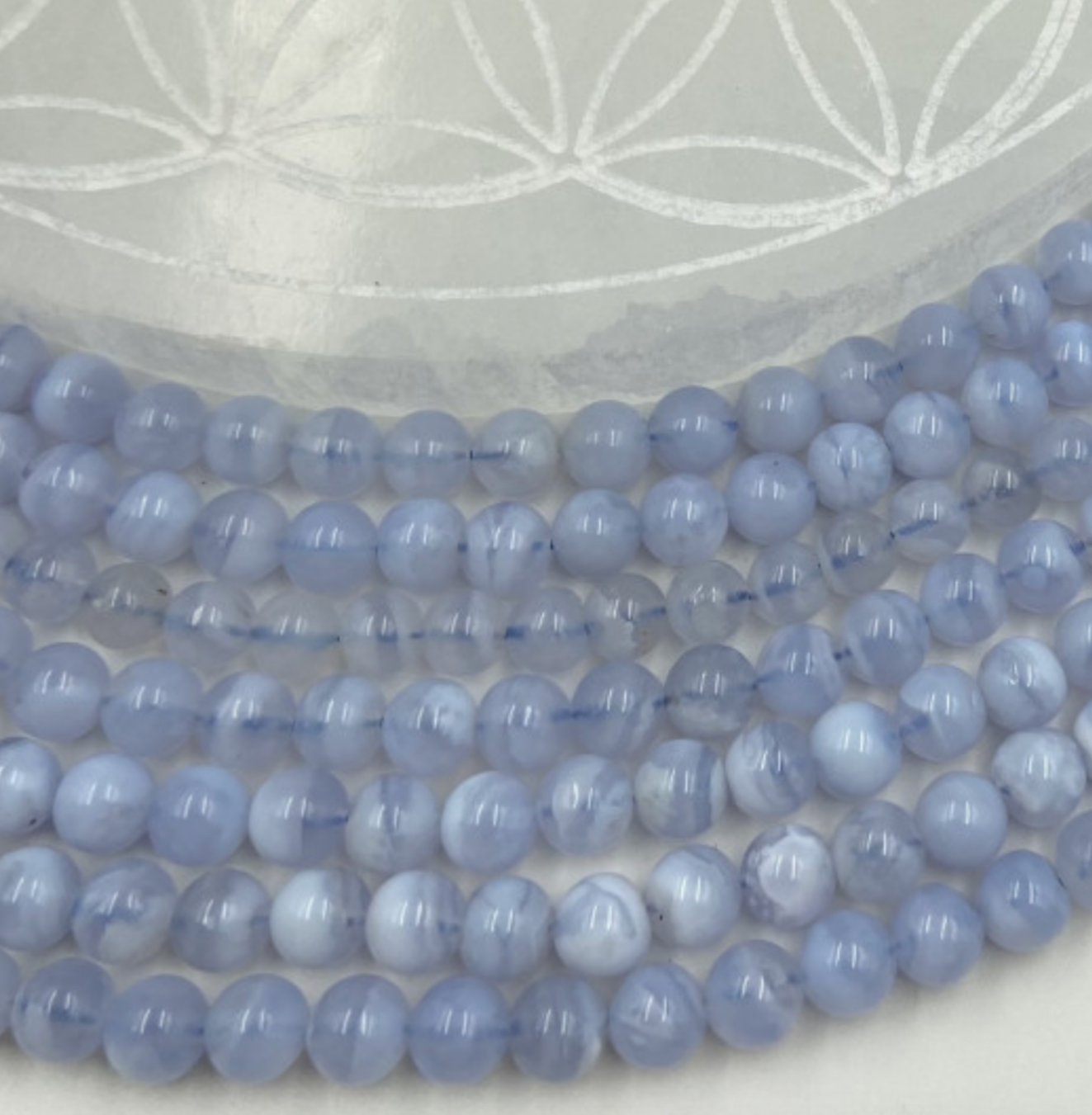 Agate 'Calcédoine'/ 'Agate Blue Lace', perles rondes de 6 et 8 mm, vendu en fil de perle 38/39 cm, en bracelet de 17 à 21cm, en collier de 45 ou sautoir de 60cm. Qualité AA à AAA, superbes perles bleutées !