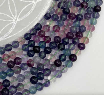 Fluorite EXTRA, perles rondes de 6 ou 8 mm, vendu : en fil de perle 38/39 cm, en bracelet de 17 à 21cm, en collier de 45 ou sautoir de 60cm. Qualité AA à AAA, superbes perles aux reflets cristalins !