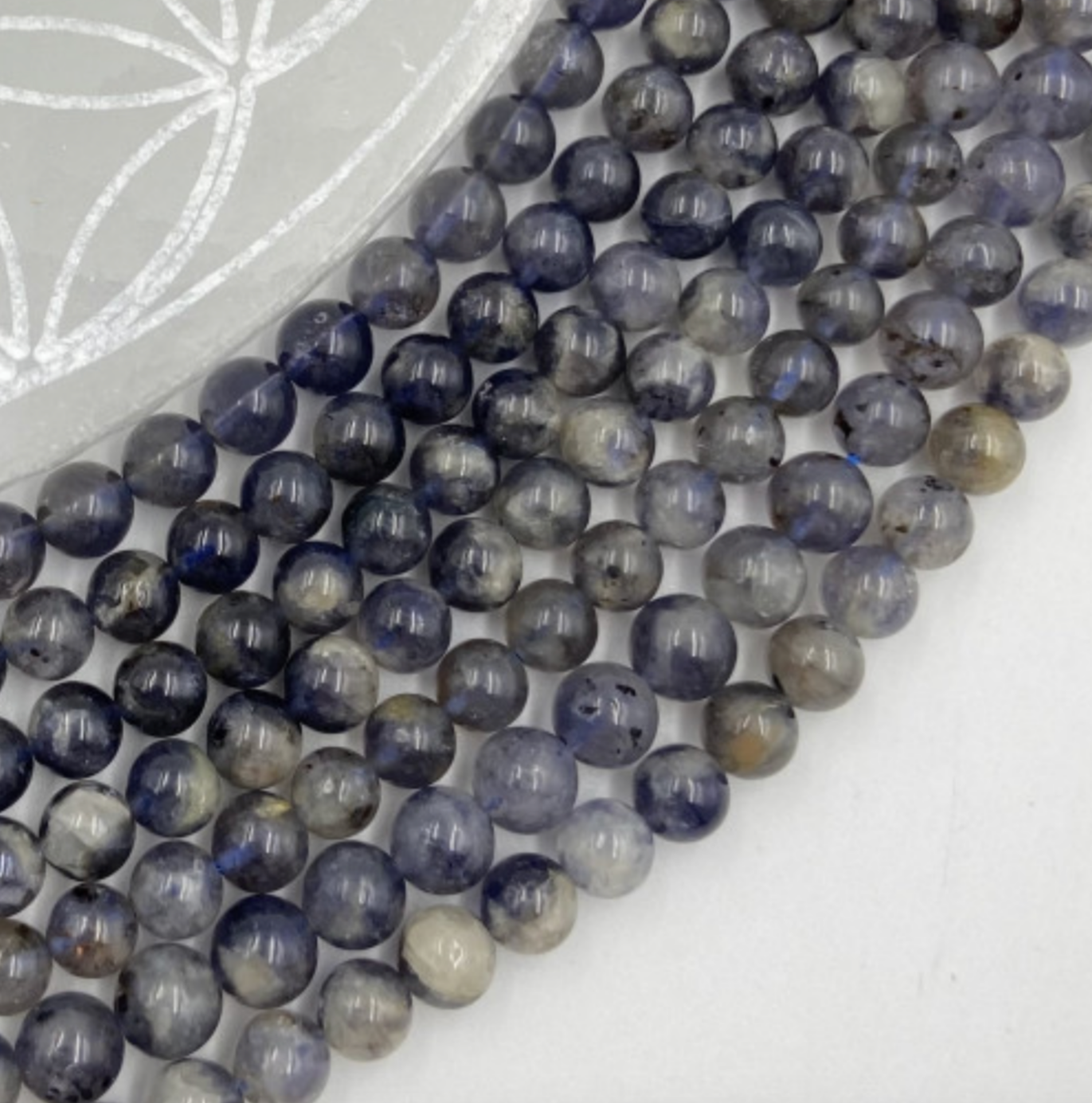 Iolite / Cordiérite, perles rondes de 6 ou 8 mm. Vendu en fil de perle 38/39 cm, en bracelet de 17 à 21cm, en collier de 45 ou sautoir de 60cm. Qualité AA à AAA, superbes perles à la transparence mystique !