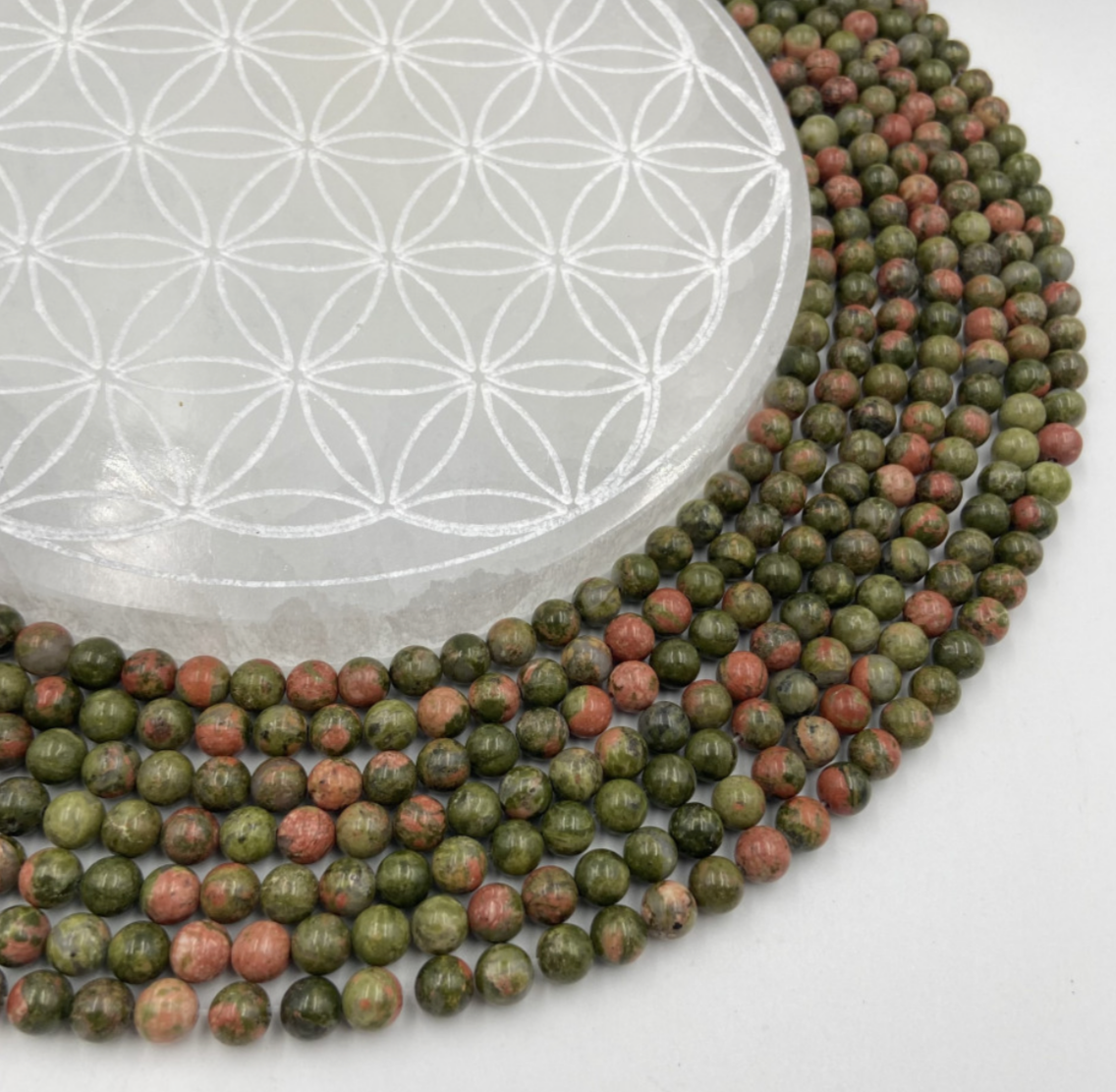 Jaspe Unakite, perles rondes de 6 ou 8 mm. Vendu en fil de perle 38/39 cm, en bracelet de 17 à 21cm, en collier de 45 ou sautoir de 60cm. Qualité AA à AAA, superbes perles, un jaspe unique !