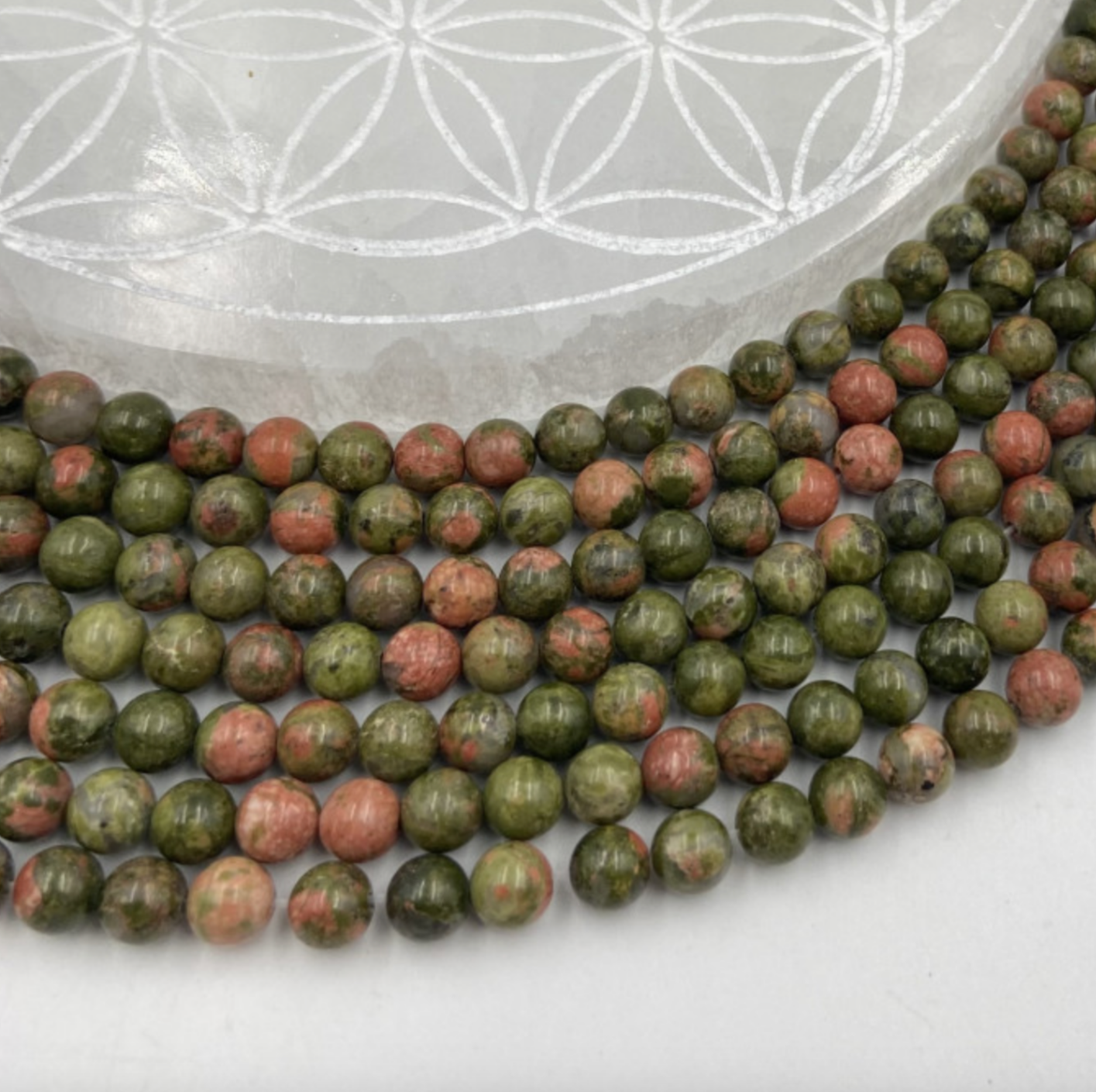 Jaspe Unakite, perles rondes de 6 ou 8 mm. Vendu en fil de perle 38/39 cm, en bracelet de 17 à 21cm, en collier de 45 ou sautoir de 60cm. Qualité AA à AAA, superbes perles, un jaspe unique !