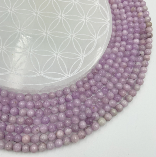 Kunzite, perles rondes de 6 et 8 mm, vendu en : fil de perle 38/39 cm, en bracelet de 17 à 21cm, en collier de 45 ou sautoir de 60cm. Qualité AA à AAA, superbes perles cristaline et ultra puissante !