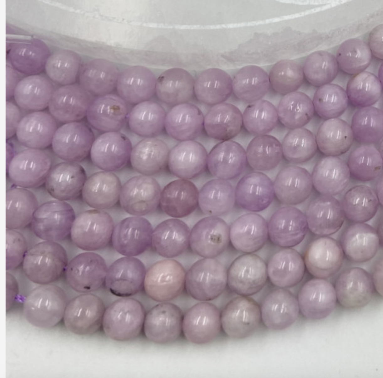 Kunzite, perles rondes de 6 et 8 mm, vendu en : fil de perle 38/39 cm, en bracelet de 17 à 21cm, en collier de 45 ou sautoir de 60cm. Qualité AA à AAA, superbes perles cristaline et ultra puissante !